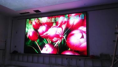 P10 RGB شاشات الإعلانات الداخلية الكبيرة الداخلية عمر الجدار أكثر من 100000 ساعة