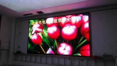 P10 RGB شاشات الإعلانات الداخلية الكبيرة الداخلية عمر الجدار أكثر من 100000 ساعة
